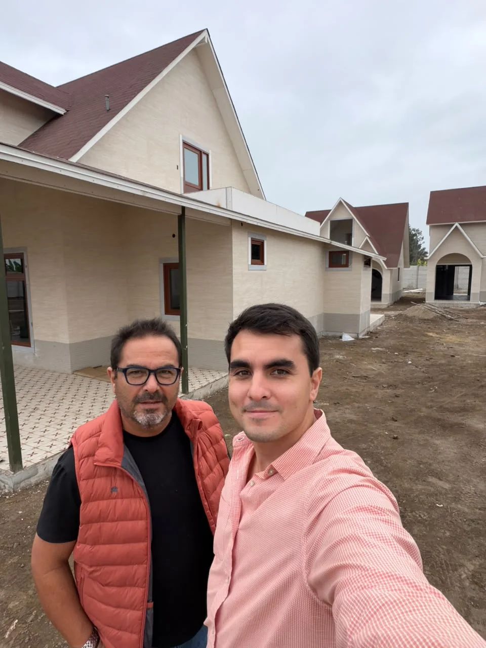 Fundadores de Sip House supervisando un proyecto de condominio en obra