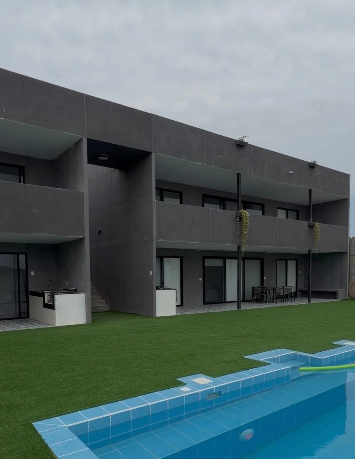 Condominio terminado con piscina — Terrazas de San Antonio, Lima
